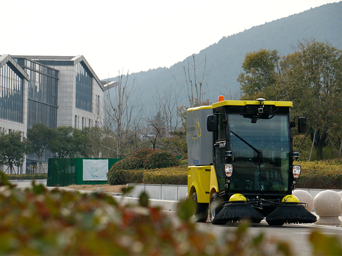 w88win优德无人驾驶扫路机在徐州珠山艺术街区作业