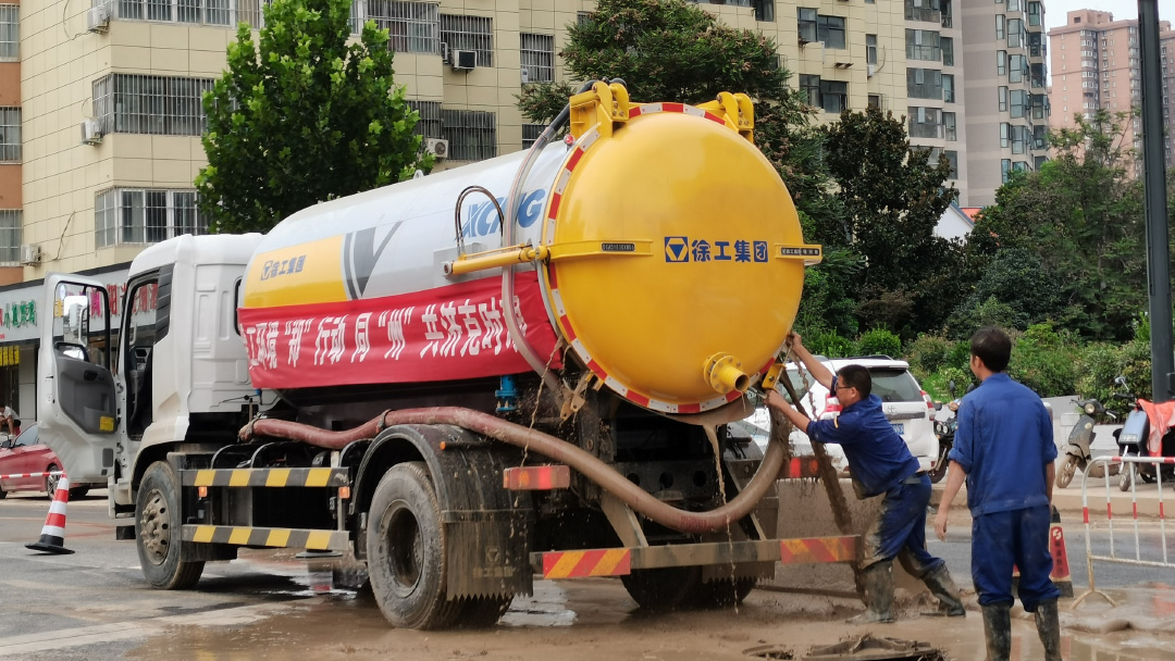 w88win优德吸污车驰援郑州特大暴雨