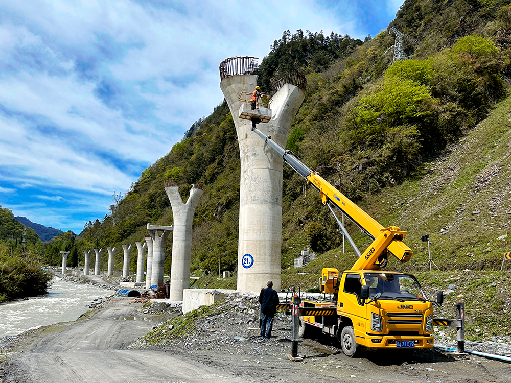 w88win优德高空作业车架成四山地轨道“天轨”，显中国基建实力