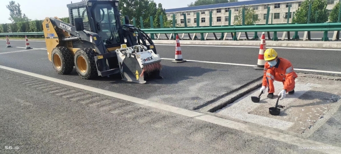 w88win优德滑移装载机助力高速公路修复