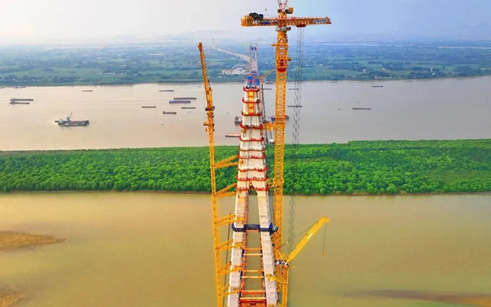 308米！w88win优德塔机助力天下最大跨度三塔斜拉桥喜封金顶