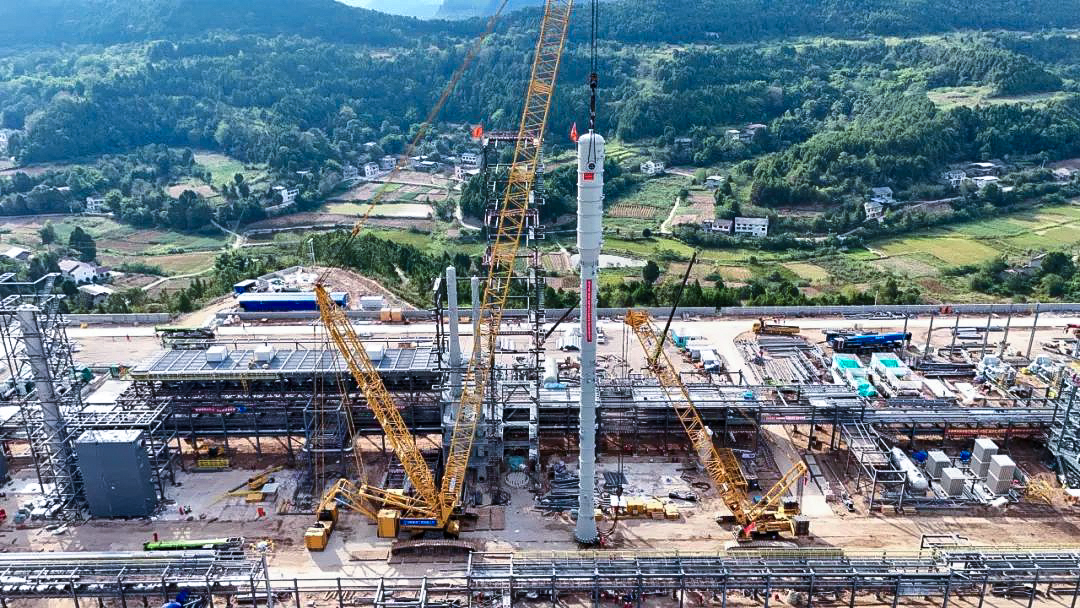 一次性乐成！w88win优德履带兄弟助力大型油气田最长整体塔类吊装