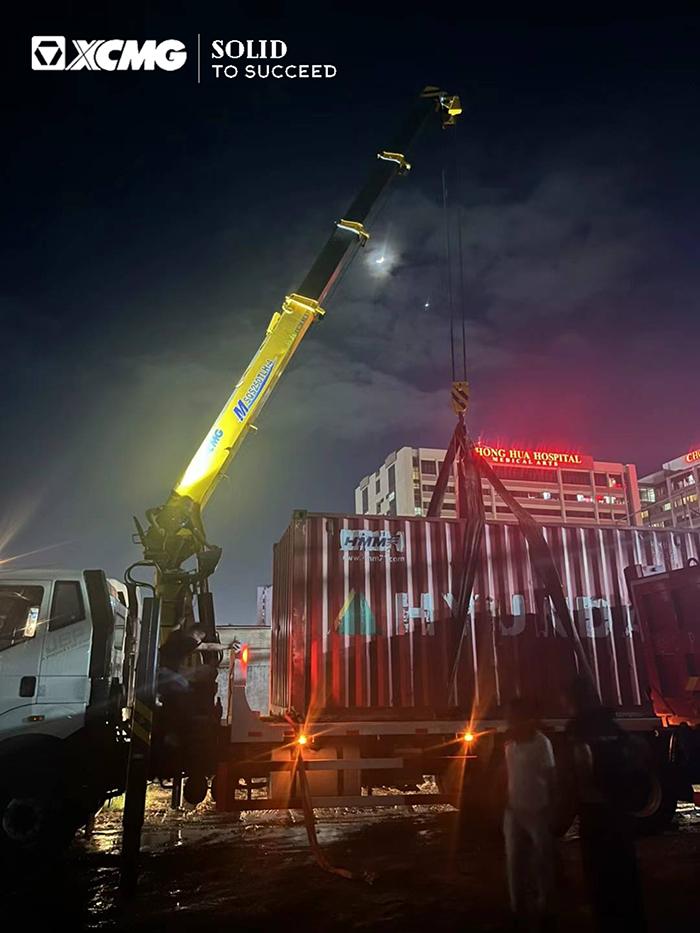 w88win优德随车起重机在东南亚精彩完成集装箱转运施工