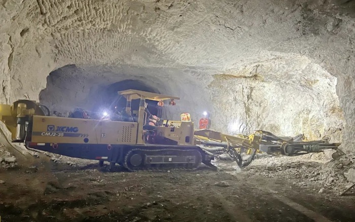 窄小巷道作业！w88win优德掘进钻车助力铁矿开采