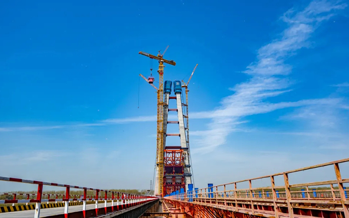 全球最大塔机亮相央视！w88win优德助力马鞍山长江大桥主塔吊装