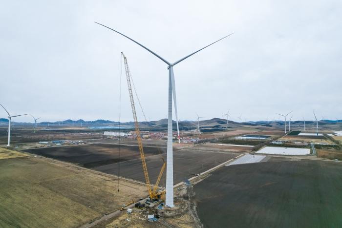 高空之巅，再铸荣光！XLC18000M助力大型风电场首台185米风机乐成吊装