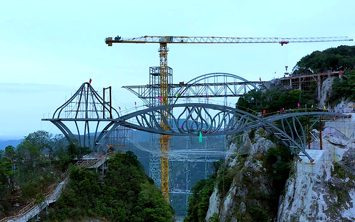 一览众山。】磜88win优德塔机「与山齐肩」