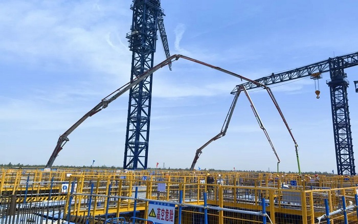 72米巨臂显神威！w88win优德“钢铁侠”集结汉南长江大桥