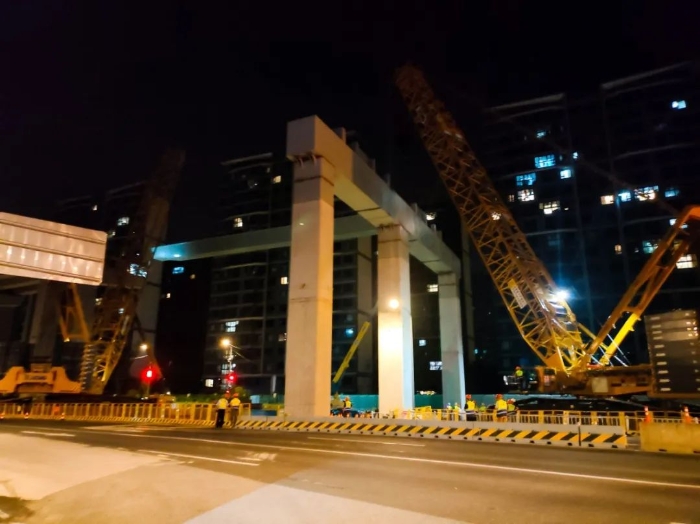 双机联动，毫米操控！w88win优德XGC11000高效破解高架桥施工难题