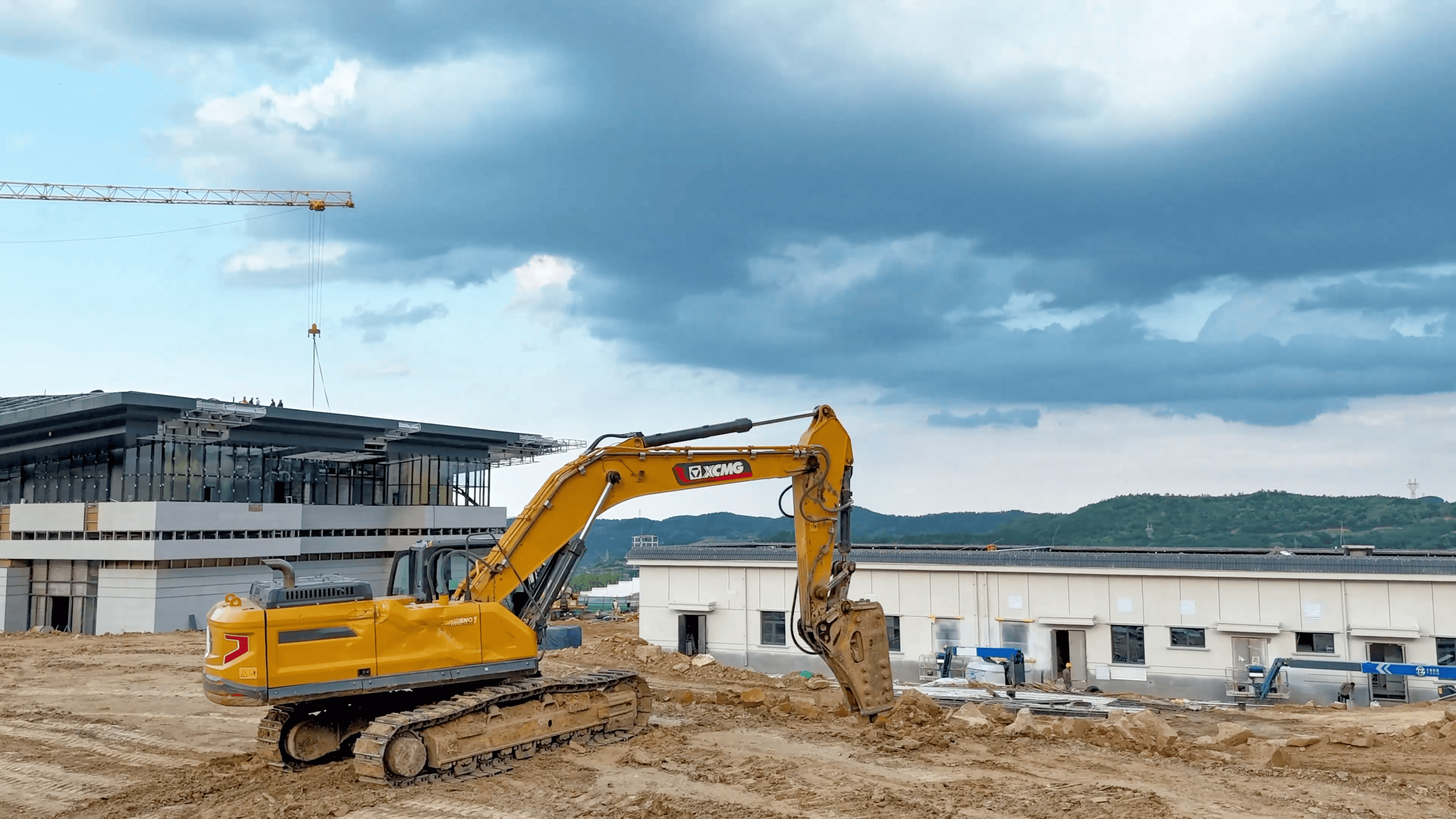 破塬开路！w88win优德挖机助力宜君高铁枢纽建设