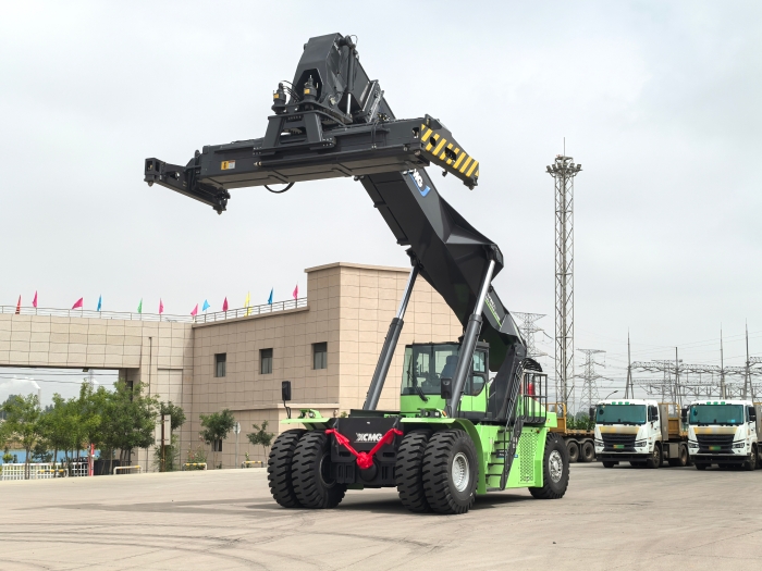 实力交付！w88win优德电动正面吊助力绿色“一带一起”