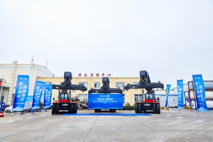 向海而兴 | w88win优德正面吊批量交付青港物流集团