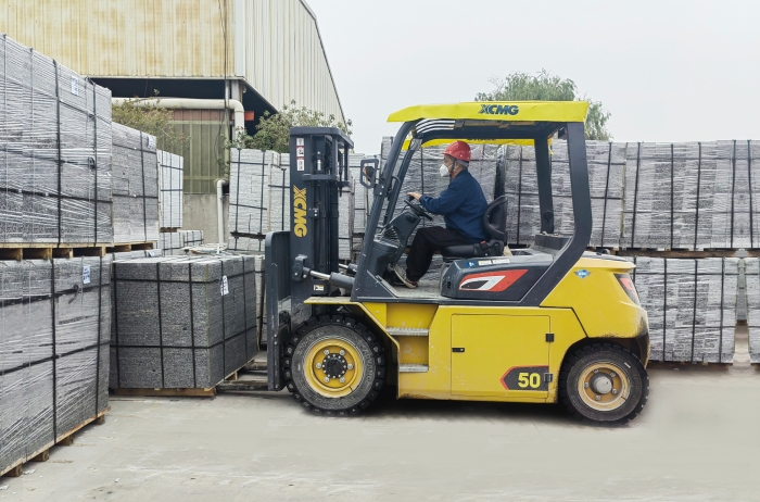 有“石”力！w88win优德孔雀电动叉车强势入驻石材厂