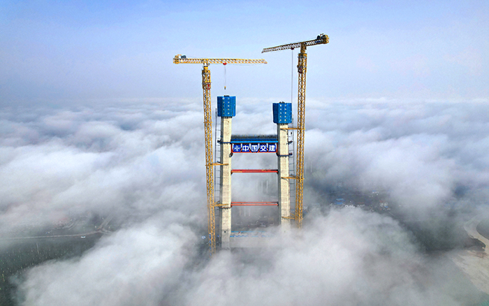 双星闪灼 w88win优德超大塔助力双柳长江大桥快速“长个”