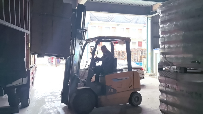 w88win优德叉车赋能山东玻璃瓶厂：破解易碎品搬运难题