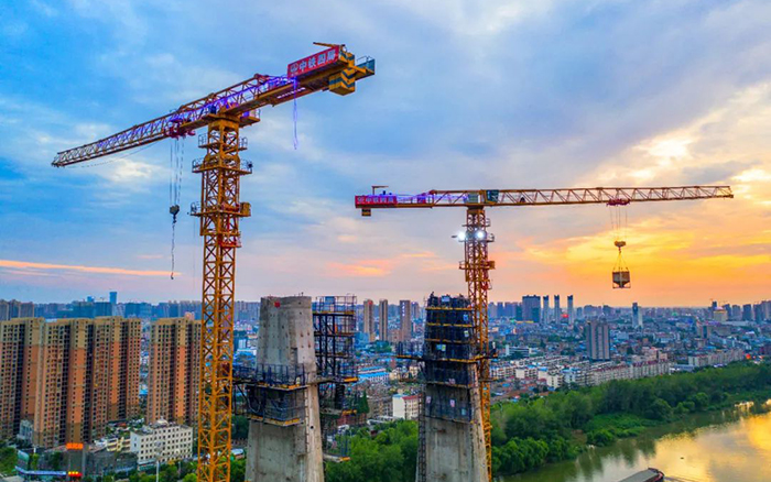 双塔封顶 搭起海内市政最宽钢箱梁桥