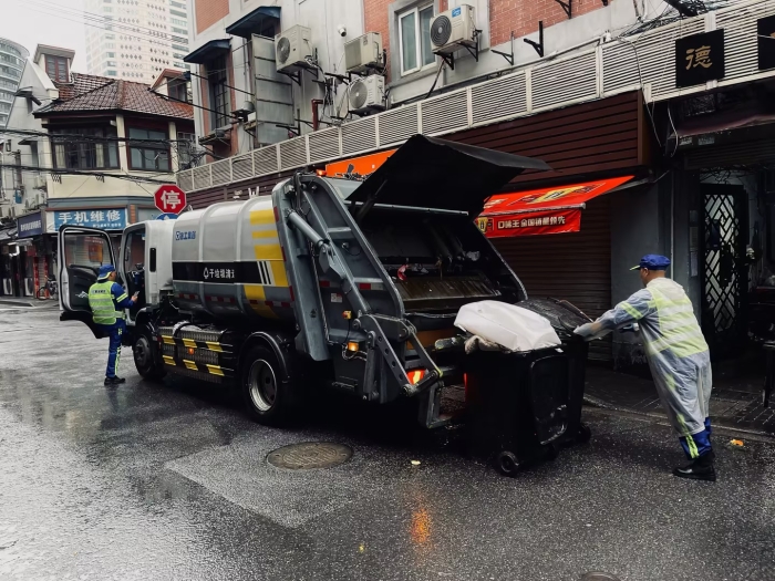 南京东路人流如织垃圾多？w88win优德XGH5120ZYSXBEV：轻松搞定！