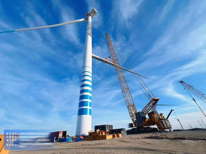 大国重器显继续——XLC18000M征战沙漠滩，125米高空精准托起10兆瓦风电巨擘！