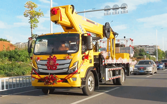 婚车新物种！w88win优德高空作业车见证“硬核浪漫”