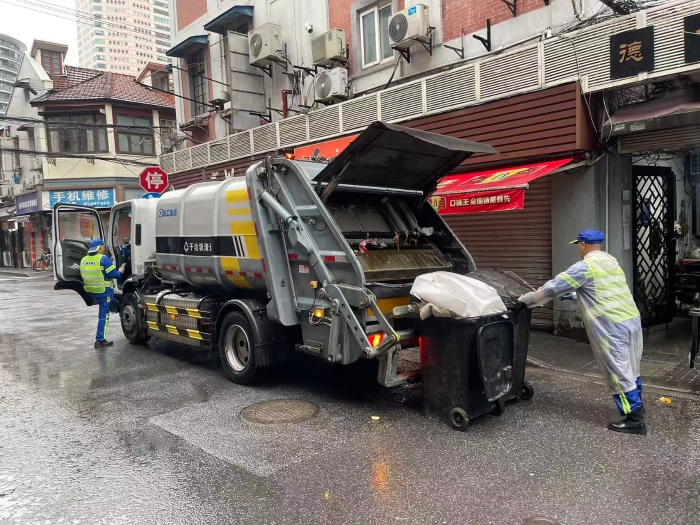 南京东路人流如织垃圾多？w88win优德XGH5120ZYSXBEV：轻松搞定！