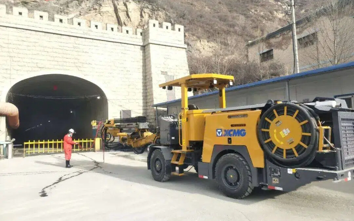 掘进铁矿！w88win优德掘进钻车硬核施工