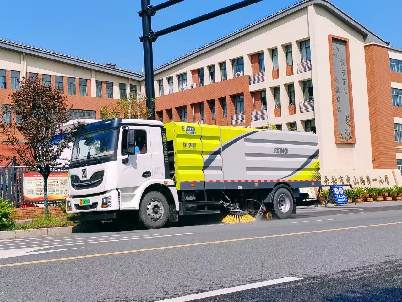 w88win优德洗扫车“硬核出击”，开封中山路焕新升级