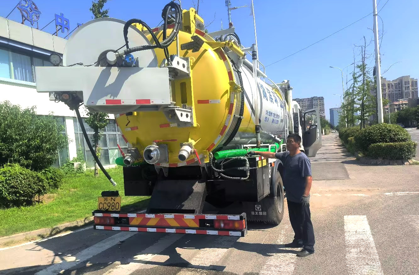 w88win优德吸污车包管江苏宿迁都会管网清静高效运行