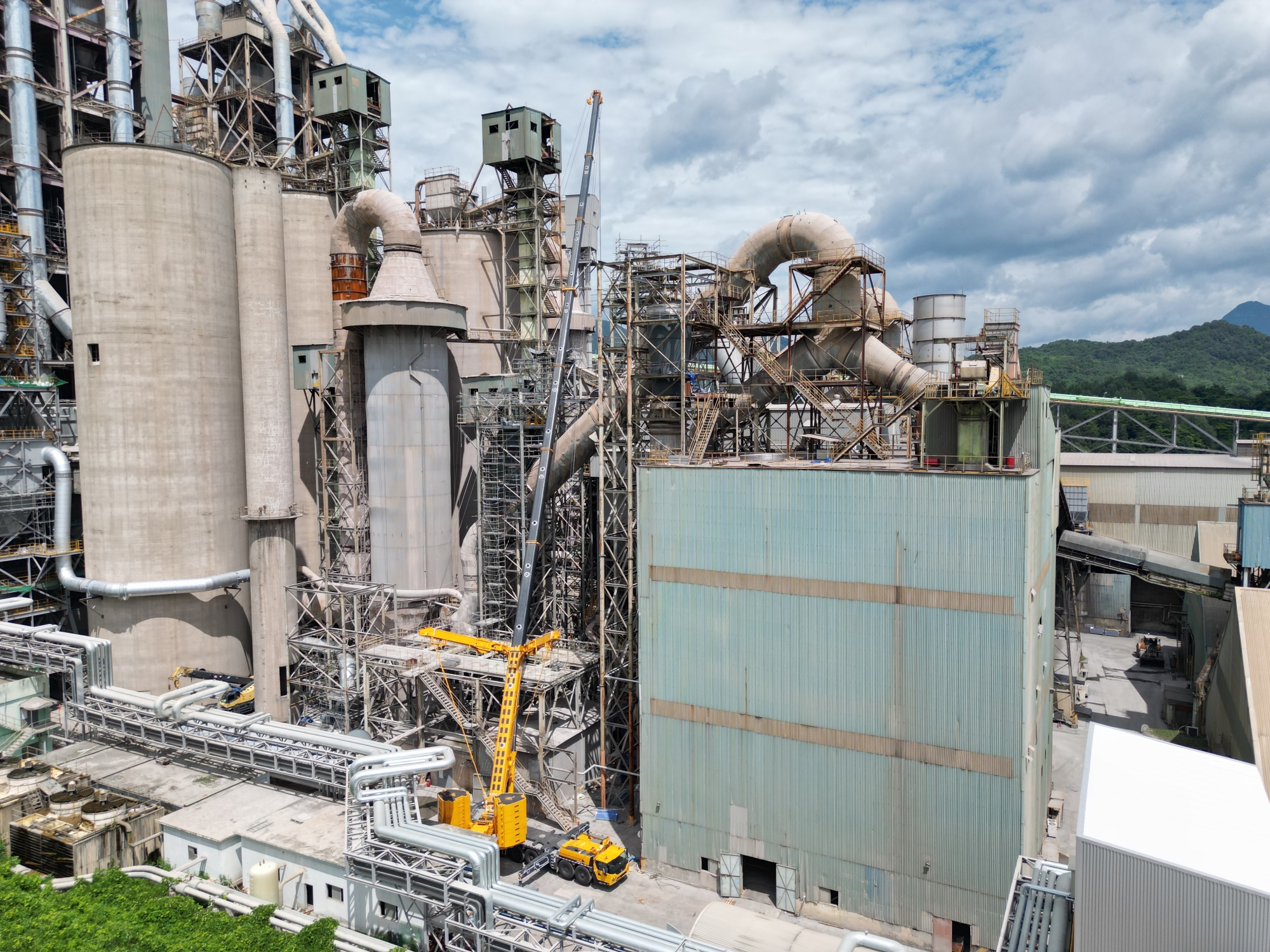 高效精准，稳如磐石——w88win优德XCA450_K全地面起重机助力现代水泥厂焦点装备吊装