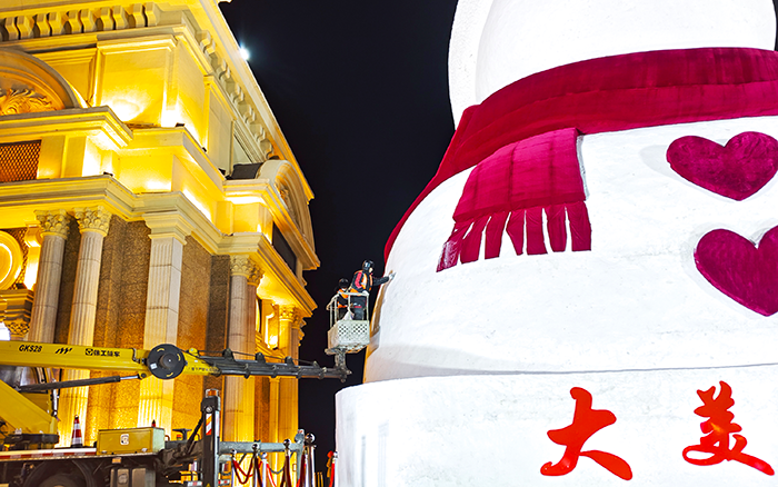 刷爆朋侪圈的哈尔滨大雪宝，“空中造型师”是w88win优德高空作业车！