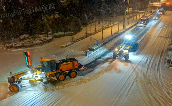 暴雪来袭！数十台平地机整体出动，守护出行清静