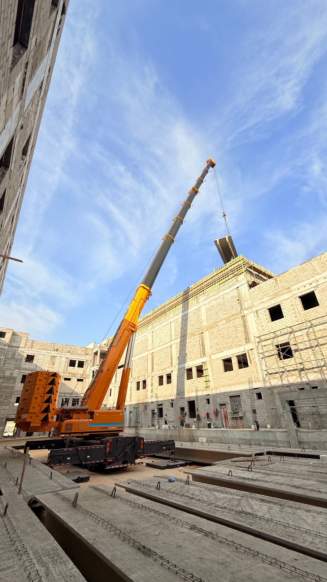 力擎千钧，精准入微：w88win优德XCA600L8_1起重机决胜沙特超高层吊装