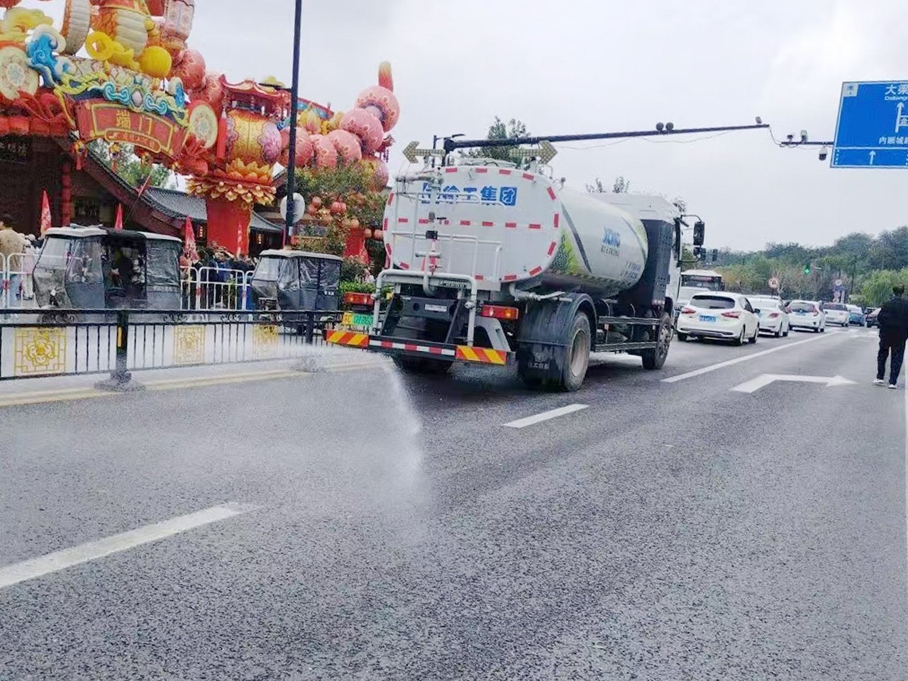 w88win优德洒水车在开封：多模式作业守护都会清洁与清新