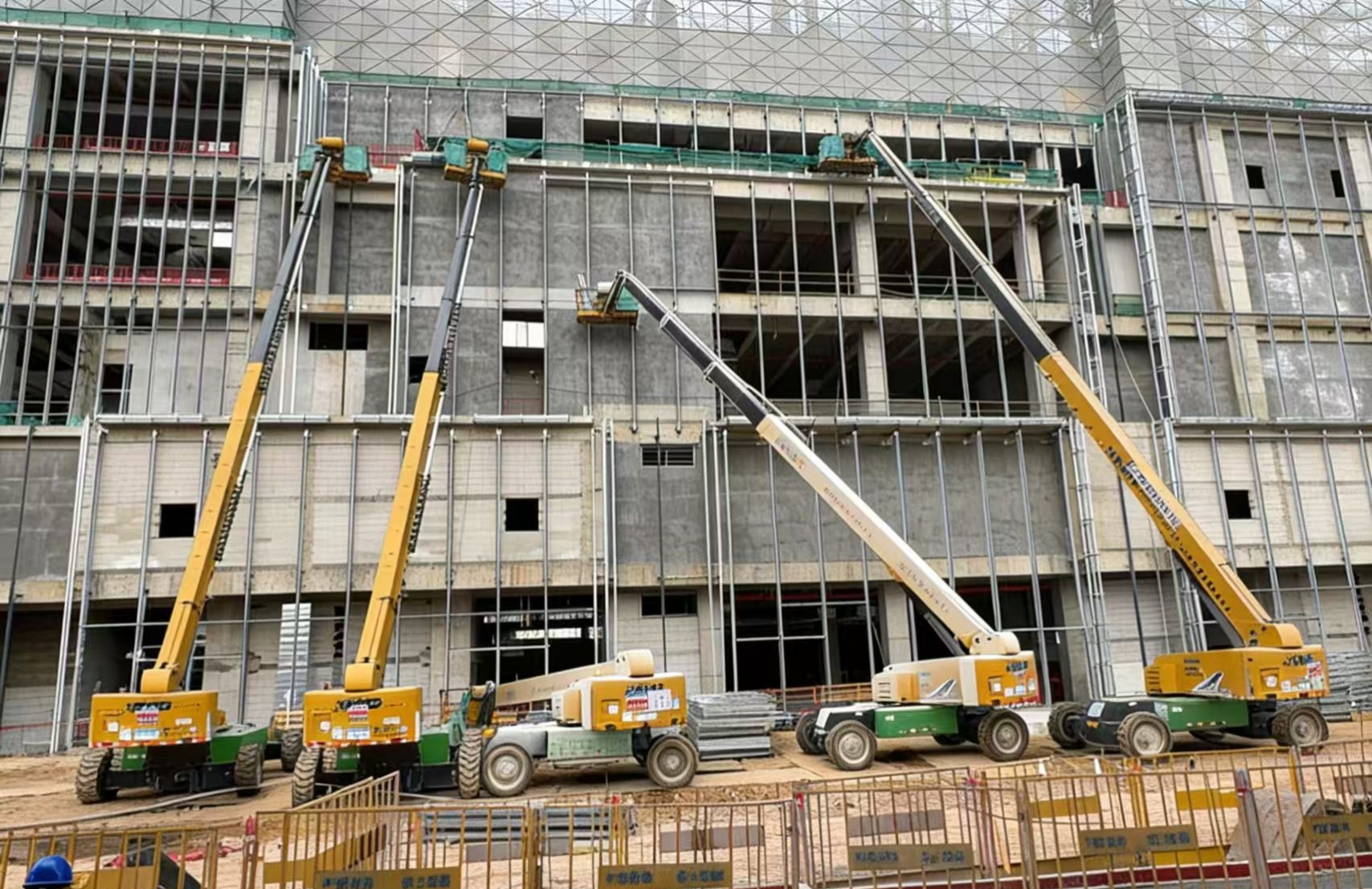 群臂擎地标！w88win优德40米级高空作业平台赋能东莞华润置地中心万象城外立面建设