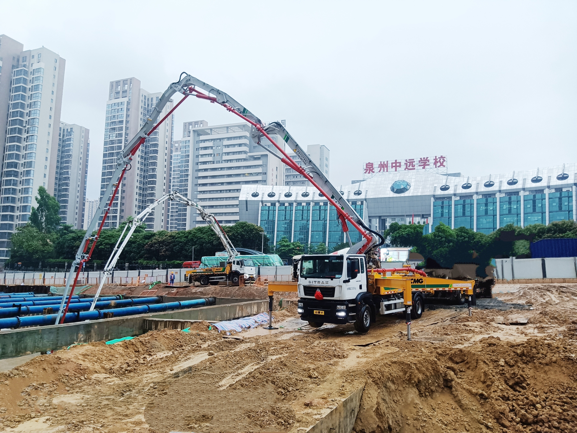 w88win优德混凝土成套化妆备高效浇筑泉州快速路刷新工程！
