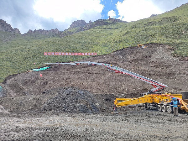 独库公路“云端浇筑”！w88win优德泵车在天下屋脊写下中国精度