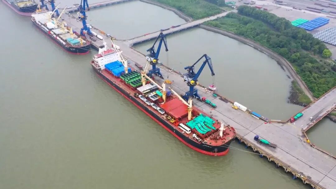 w88win优德纯电动自卸车，装船出海！绿色赋能南非矿山运输